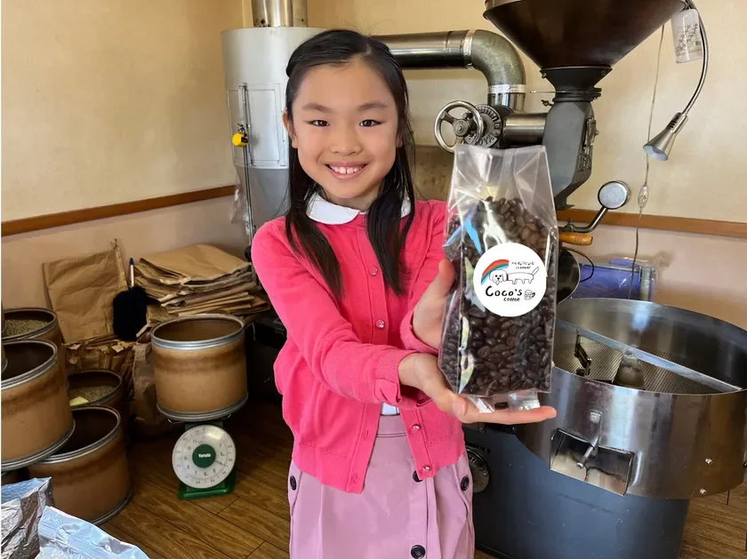少女とコーヒー豆、焙煎機