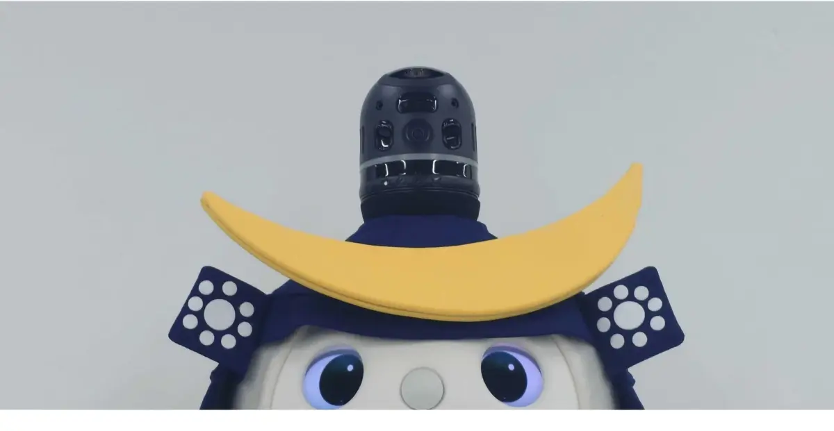 サムライの兜を模した装飾を身につけた、可愛らしいロボットの顔がクローズアップされています