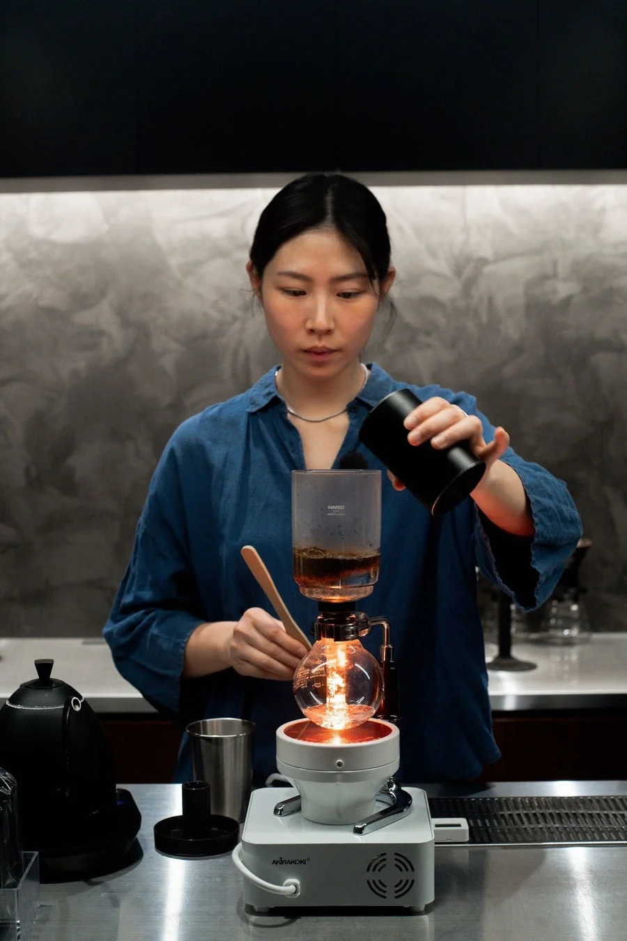 サイフォンでコーヒーを淹れる様子