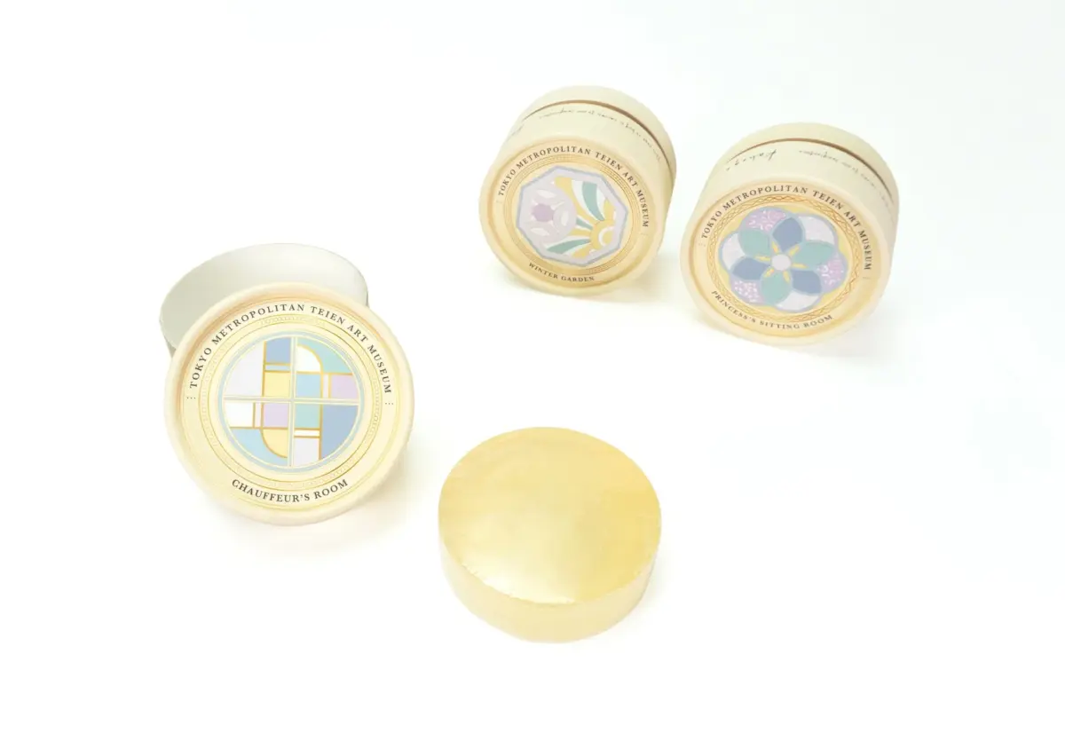 東京庭園美術館のロゴとアール・デコ調のデザインが施された円筒形の容器3つと丸い石鹸