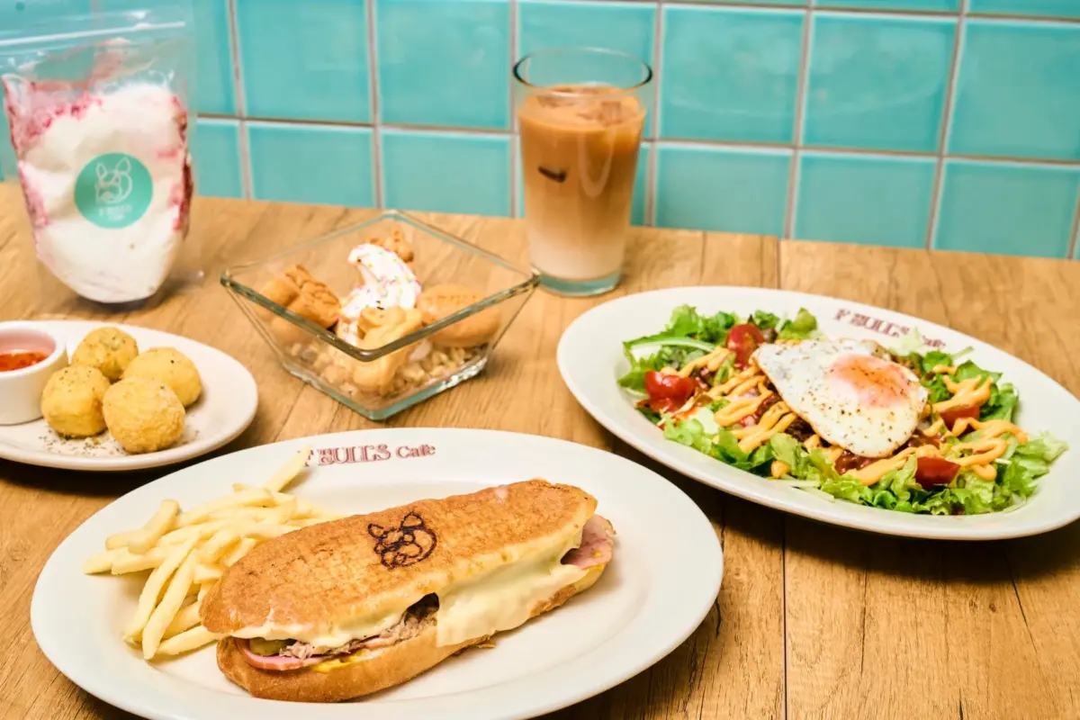 カフェのメニュー全景、ロゴあり