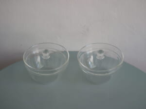2IMG0395 | コーヒーステーション Two clear glass bowls with lids on a light blue table surface
