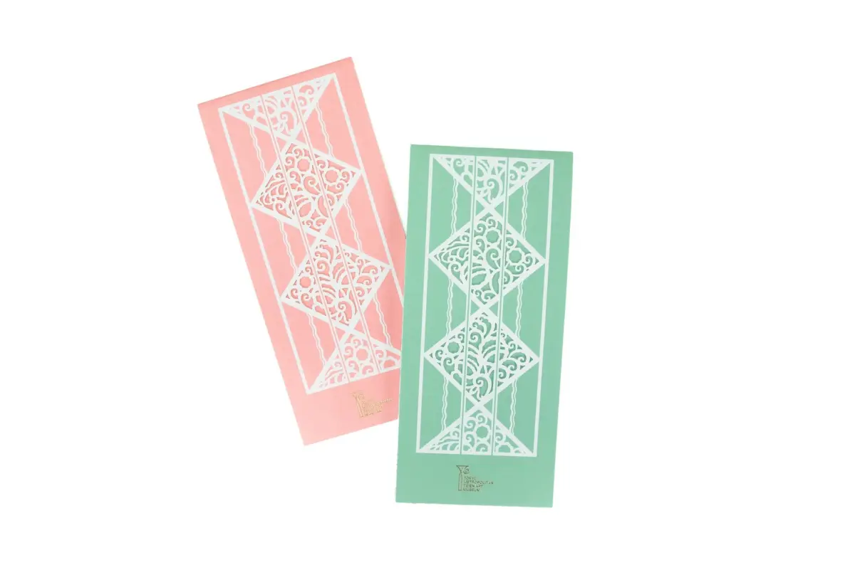 ピンクとグリーンの2枚の長方形のカードまたはしおり