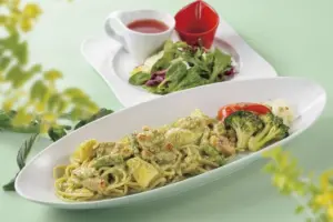 306d5afc46135ca4854583b4e6aa2352 | コーヒーステーション Plate of creamy chicken pesto pasta with broccoli and tomatoes served with side salad on a white tray