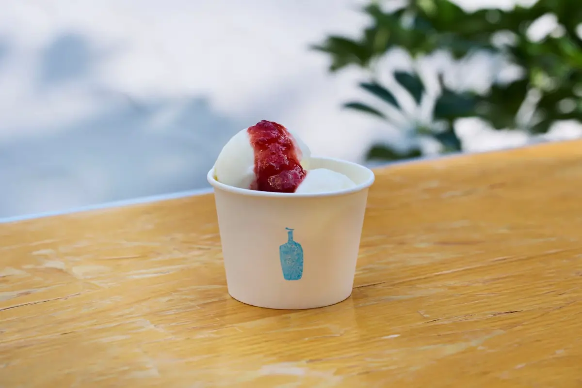 ブルーボトルコーヒーのロゴ入りカップに入ったいちごソースがけアイスクリーム