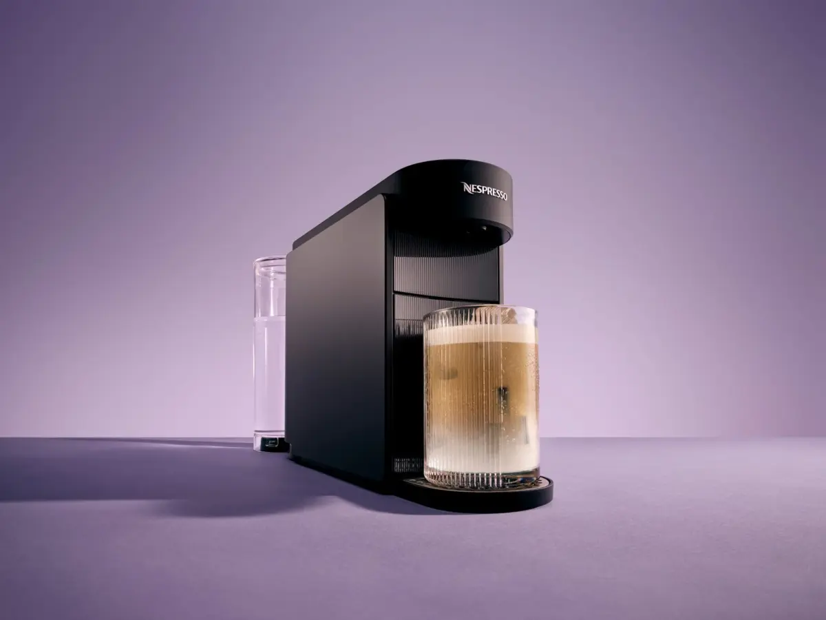 コーヒーメーカーがコーヒーを抽出している画像