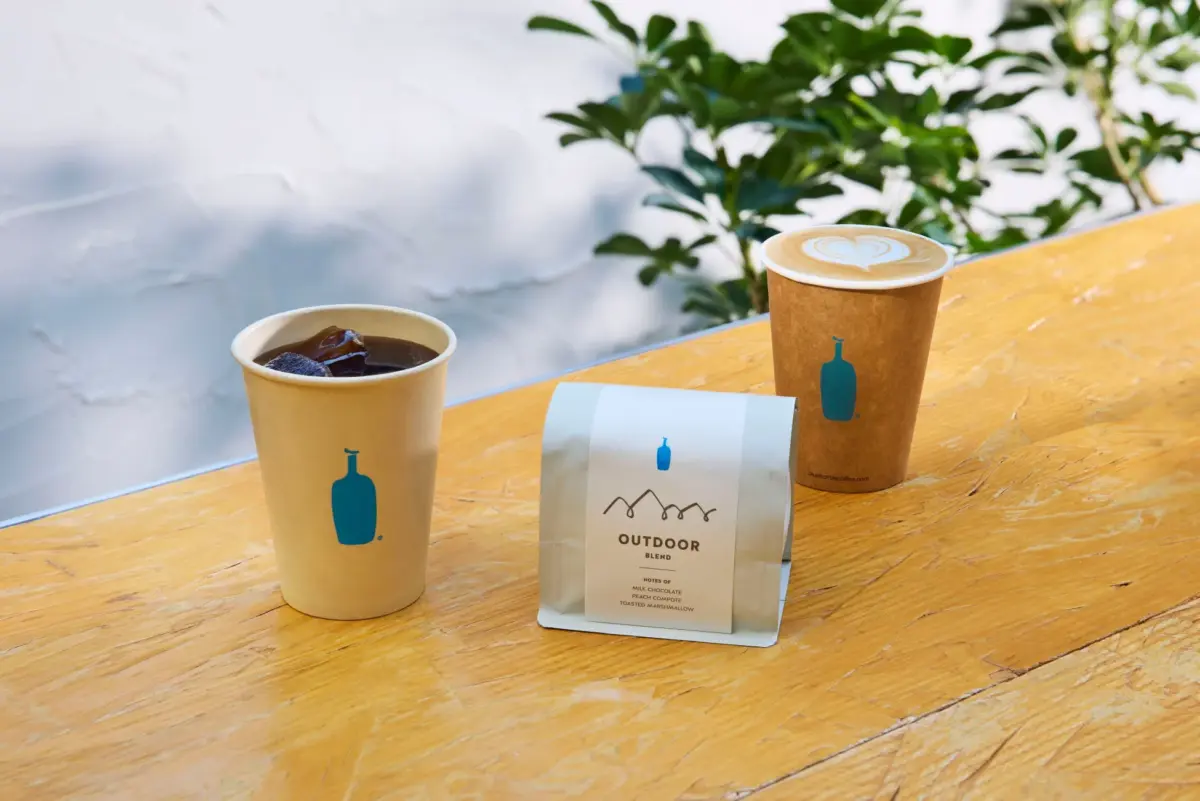ブルーボトルコーヒーのアイスコーヒーとラテ、アウトドアブレンドのコーヒー豆