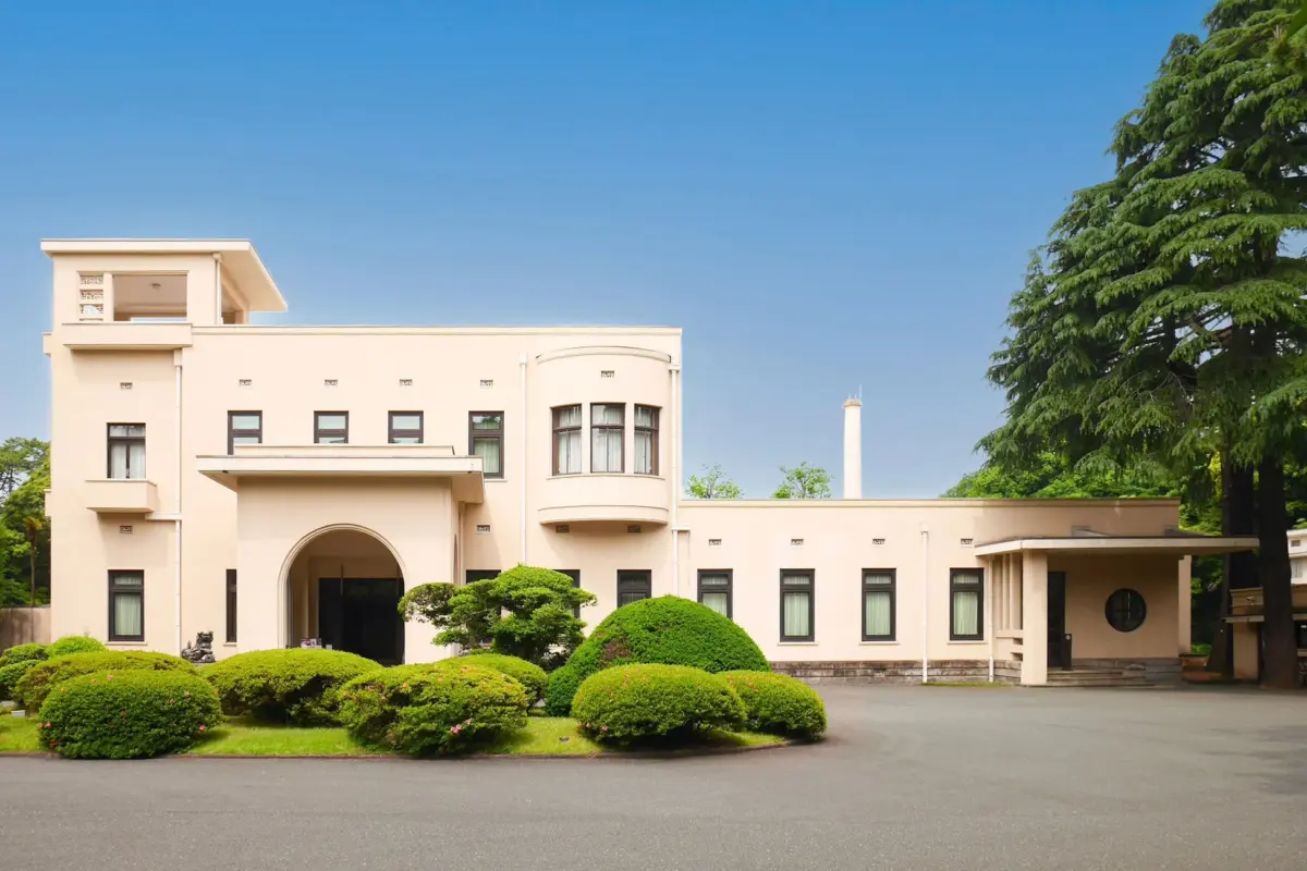 青空の下に建つクリーム色の外壁が特徴的な歴史的建造物