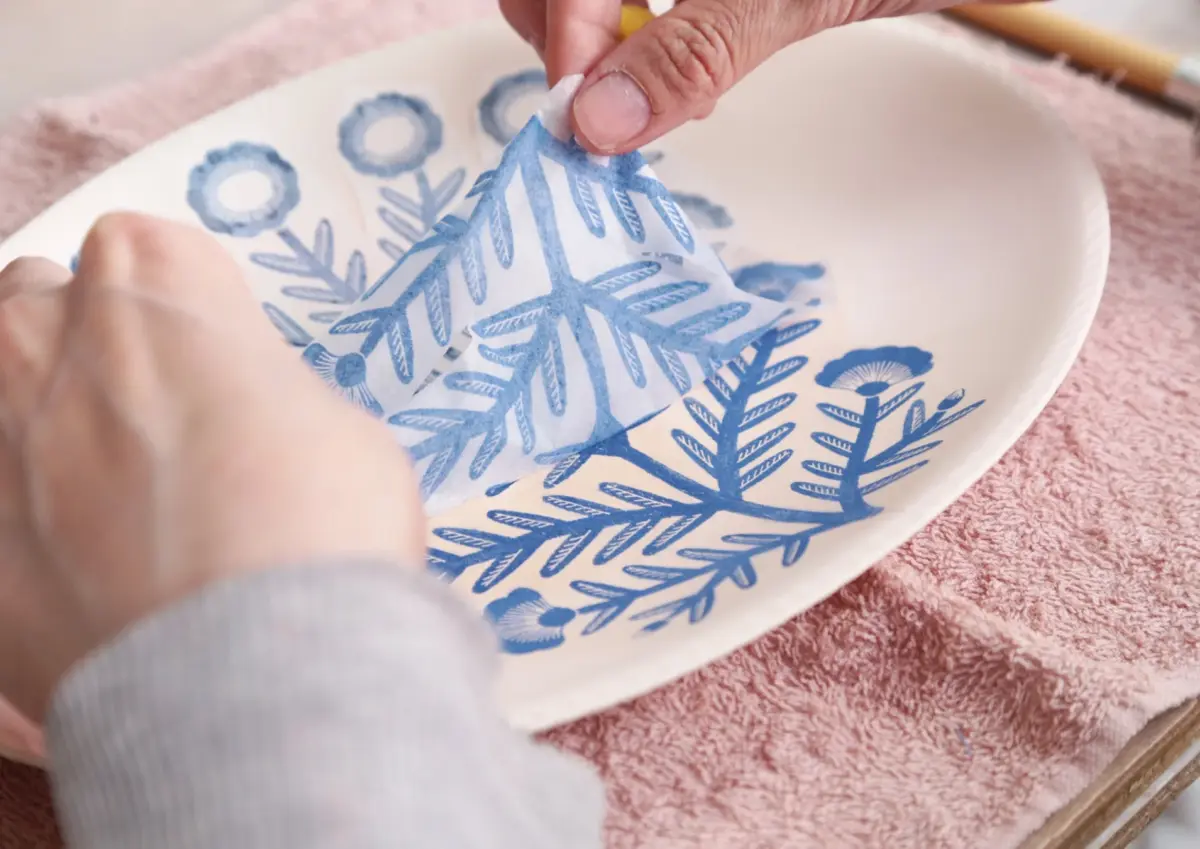 皿の絵付け作業