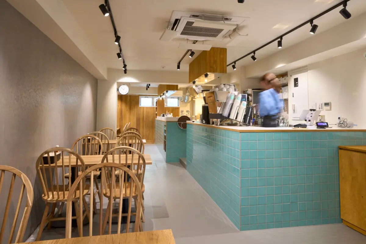 カフェのモダンな店内