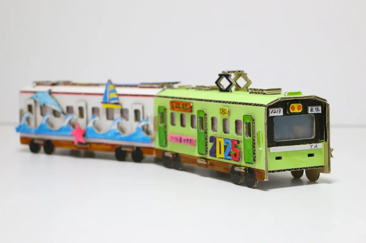 ダンボールの電車工作