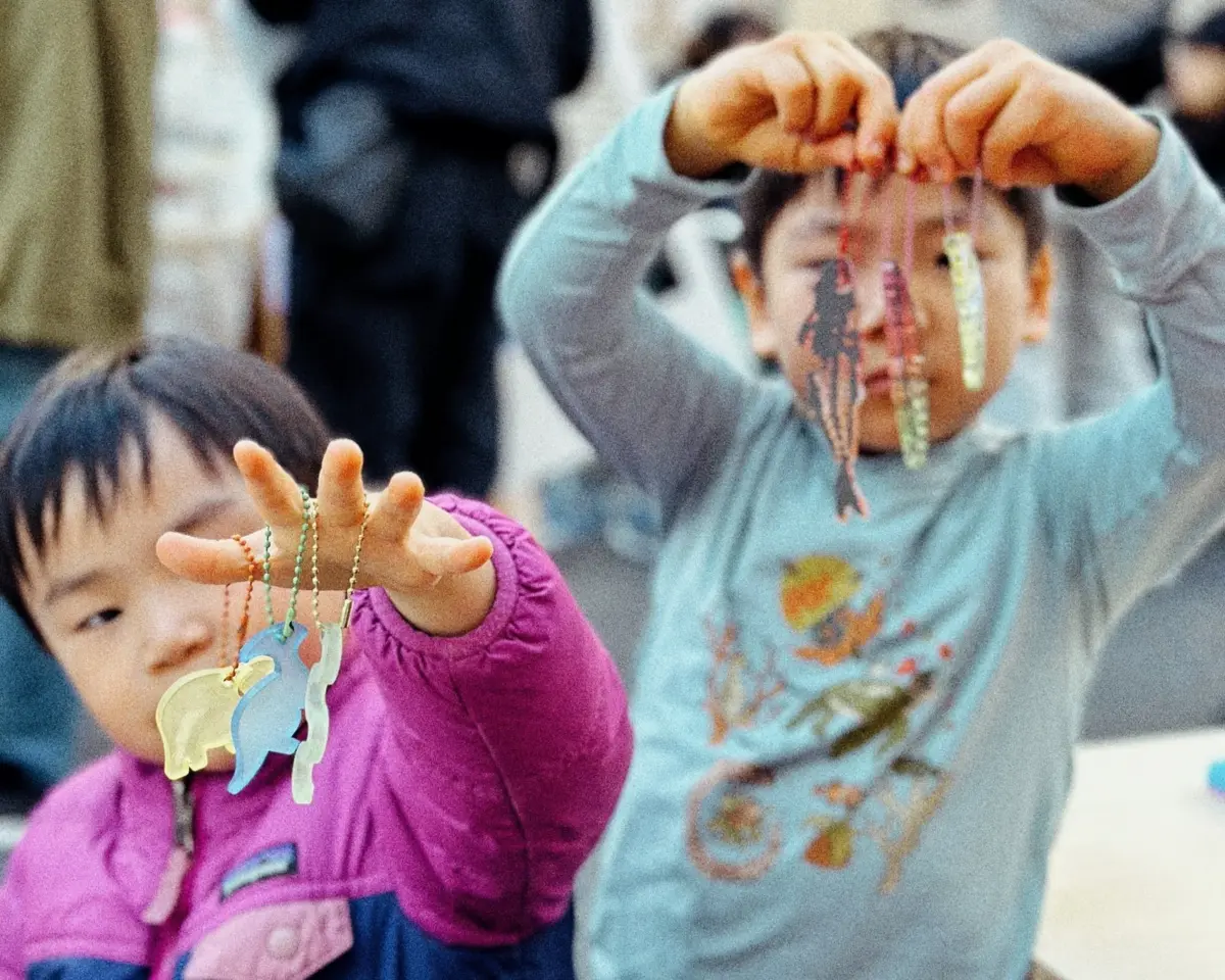 子供が持つカラフルなキーホルダー