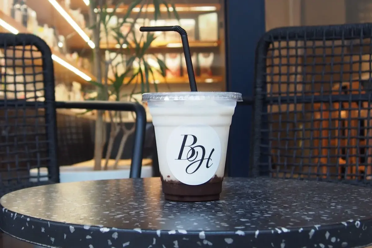 カフェのテラス席で提供されるチョコレートドリンク