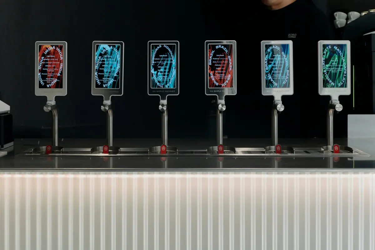 カフェのカウンターに並べられたモダンな飲料抽出機