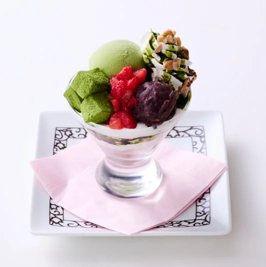 宇治抹茶とわらび餅のシフォンパフェ