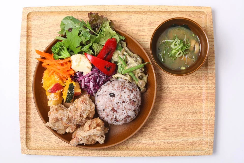 彩り豊かな和風の定食