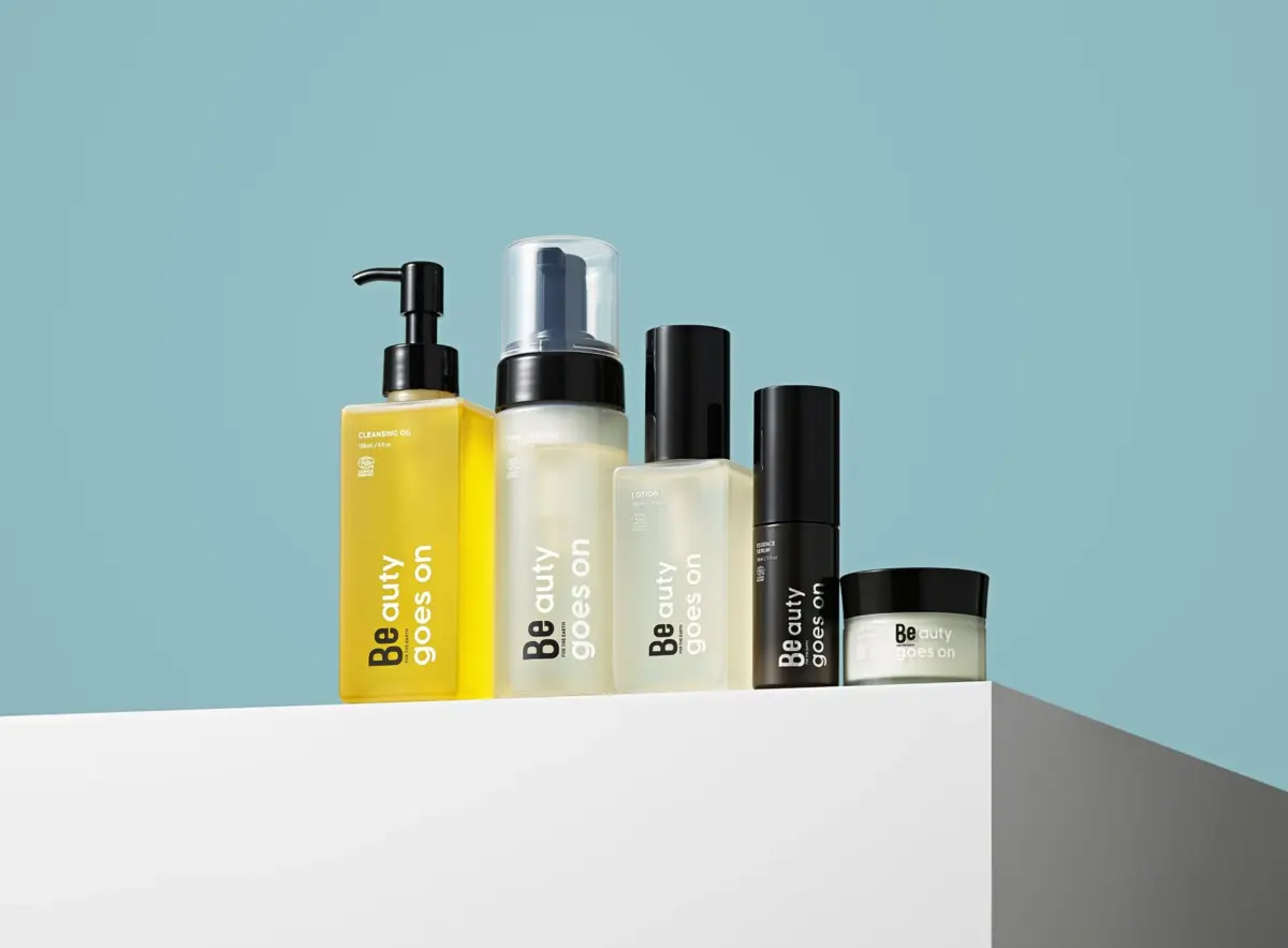 青い背景に並べられたオーガニックのスキンケア製品