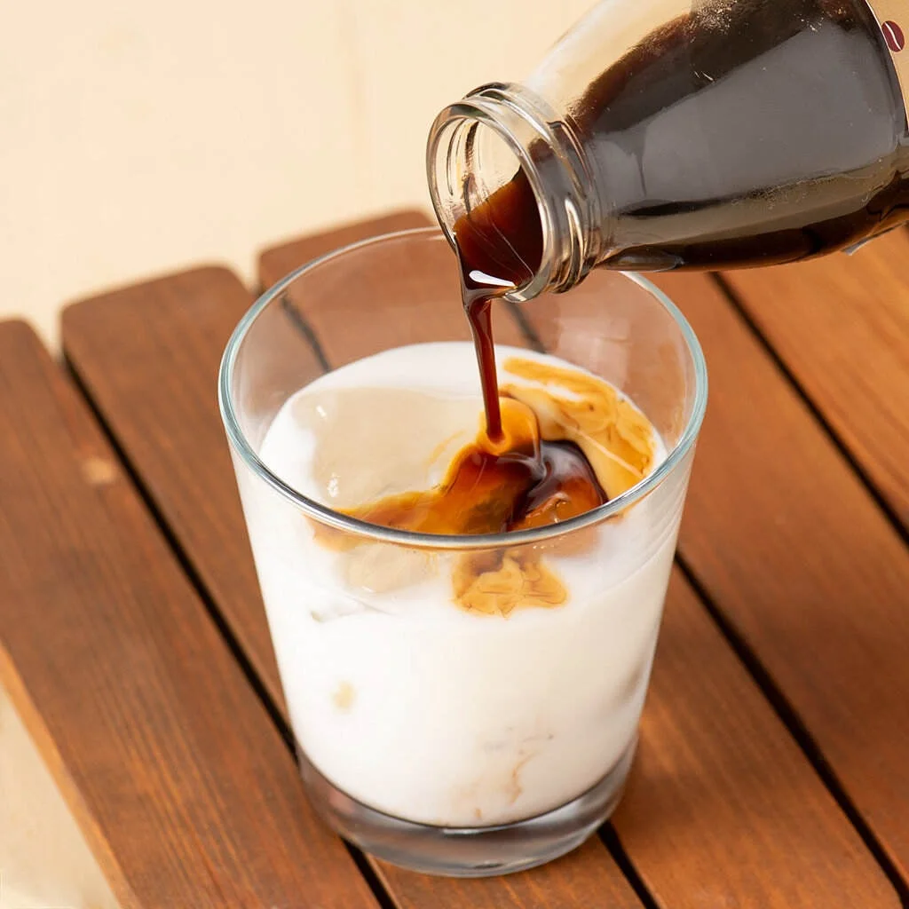 牛乳にコーヒーを注ぐ