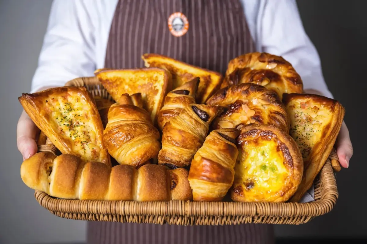焼きたてのパンが入ったバスケット