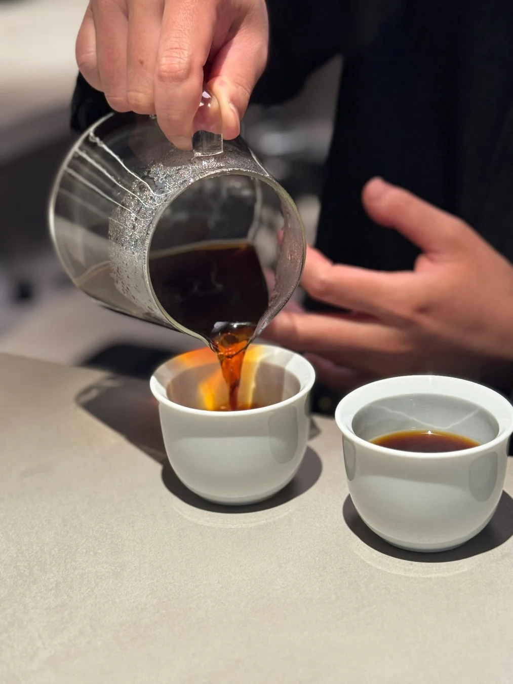 コーヒーを注ぐ様子