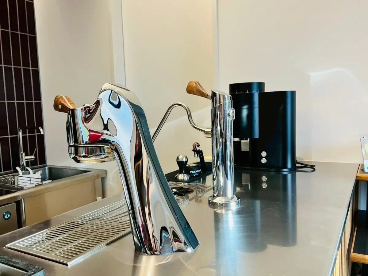 Modbarのエスプレッソマシンとコーヒーグラインダー