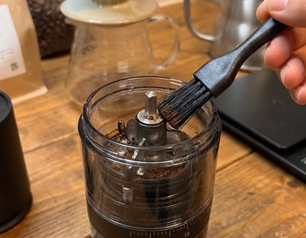 クリーナーブラシでミル内部を掃除する様子