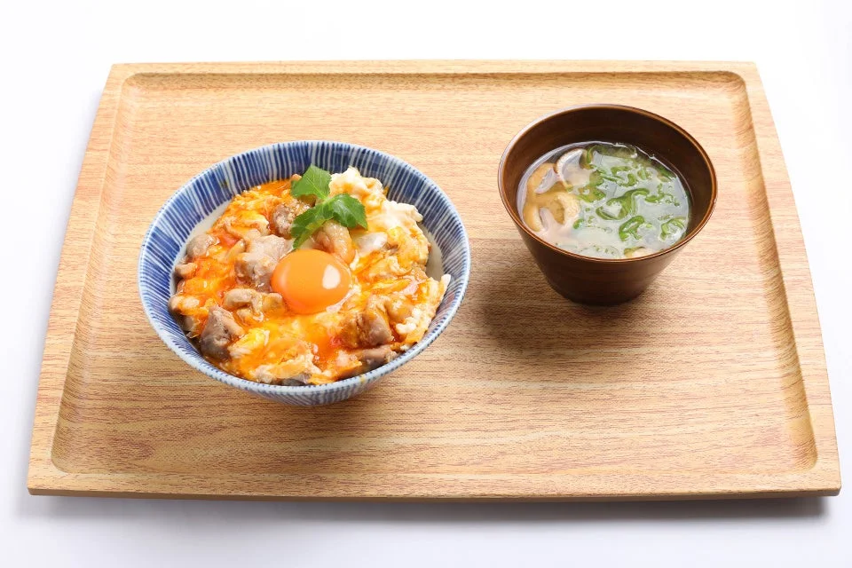 親子丼と汁物のセット