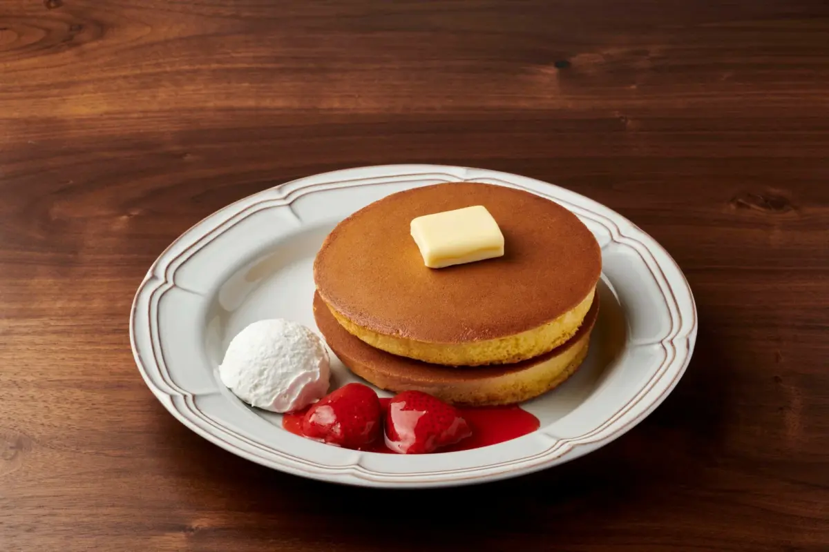 トラディショナル・ホットケーキ 丸ごと苺ソース&ホイップクリーム