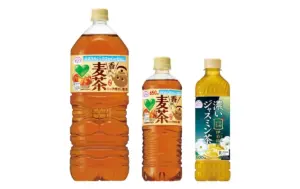eca0adf4f42e6a7dd8ae648c73863931 | コーヒーステーション Three plastic bottles of Japanese tea with yellow caps varying sizes large medium and small against a white background