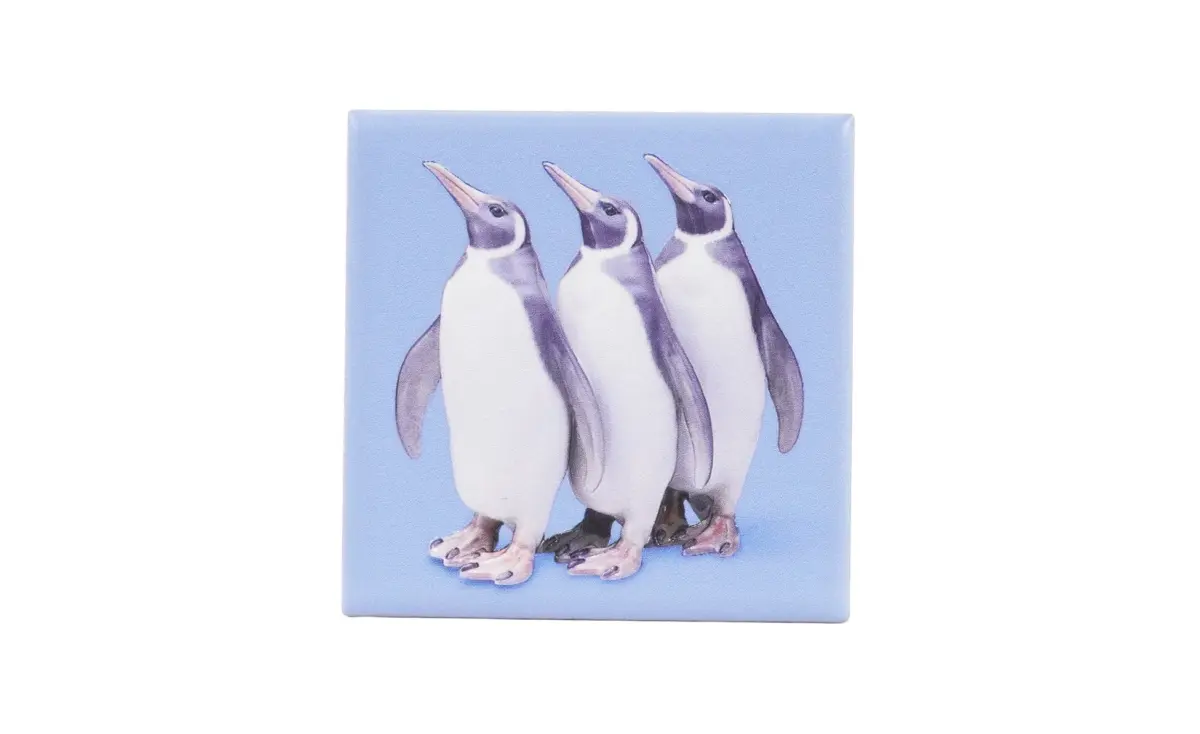 水色の背景に3匹のペンギンが縦一列に並んで立っているイラスト