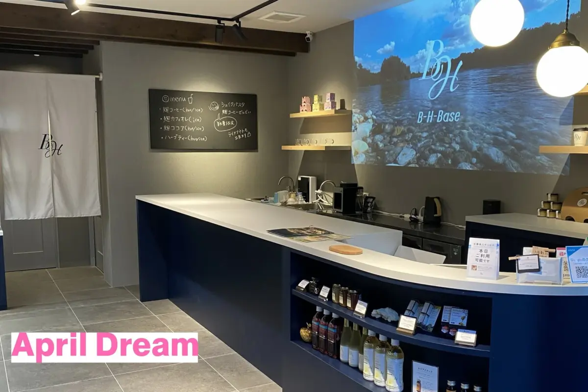 カフェのモダンなカウンターとメニュー