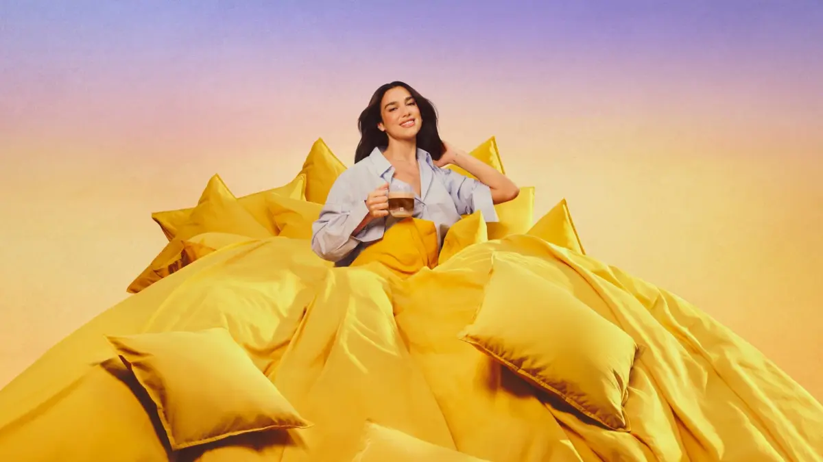 デュア・リパがベッドでコーヒーを飲んでいる画像