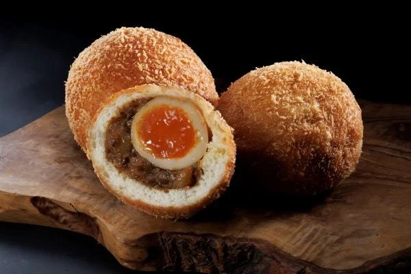 半熟煮玉子カレーパンの断面