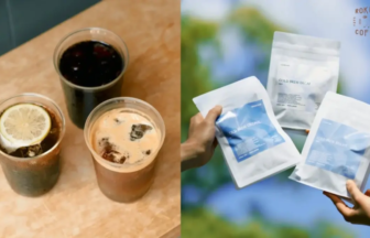 Left: three iced drinks on a wooden table, one with a lemon slice; right: hands holding white coffee packets with blue labels against a bright background.