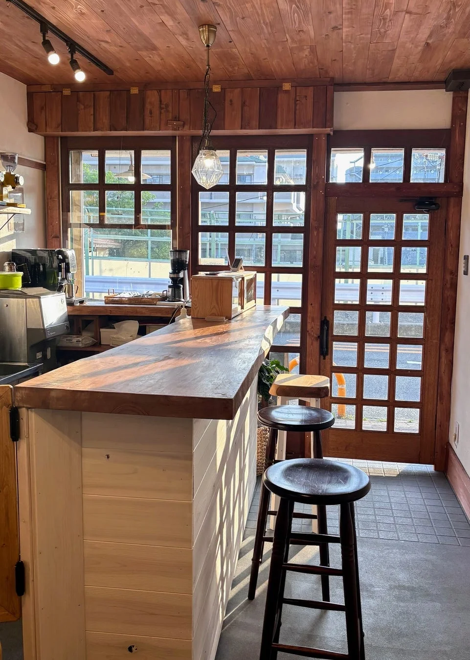 カフェ店内風景、カウンターとスツール