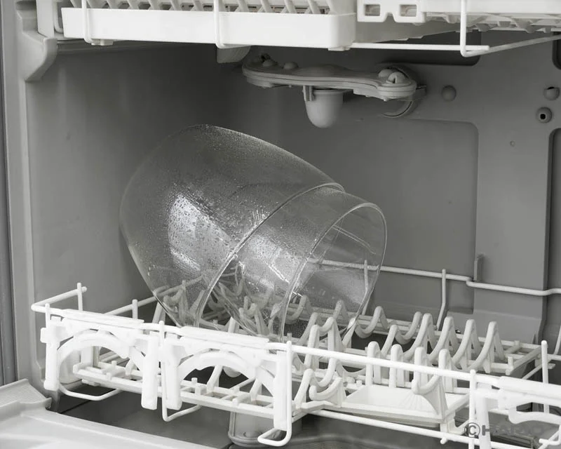 22751231a4b96ad2ab2301258192971add6b242800x640 | コーヒーステーション Dishwasher interior with a large clear glass tumbler placed on the lower rack