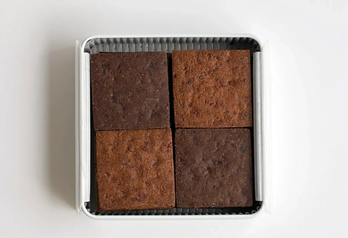白いトレーの中に、2種類のブラウニーのような四角い焼き菓子が4つ並べられています。