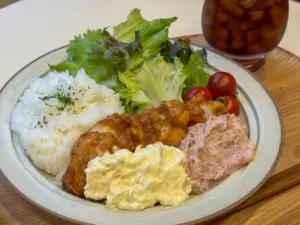 2e2250e6a64417bda572299156a343df | コーヒーステーション Plate with white rice crispy fried chicken potato salad mixed greens and cherry tomatoes