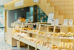 EVERYPANの店内のパン陳列棚の画像