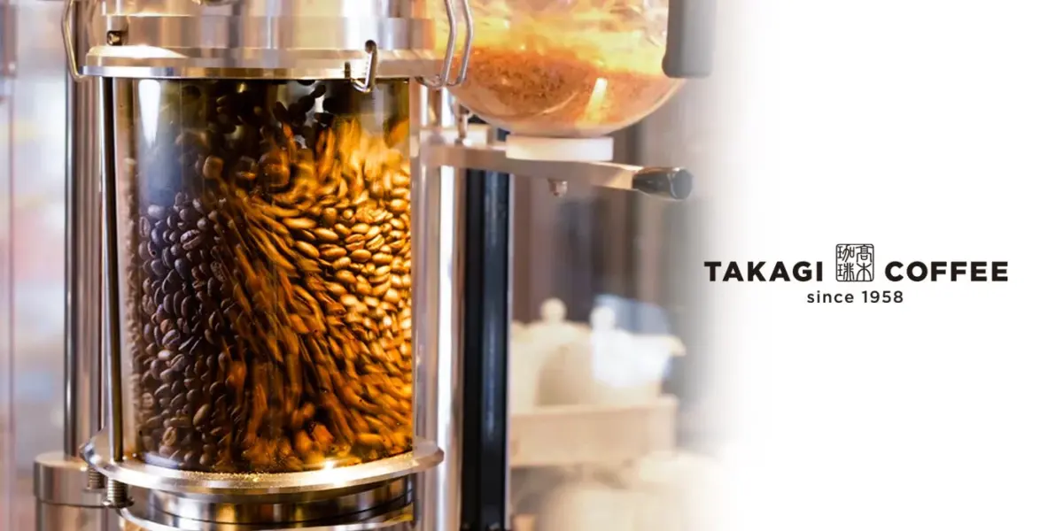 コーヒー豆が回転する焙煎機