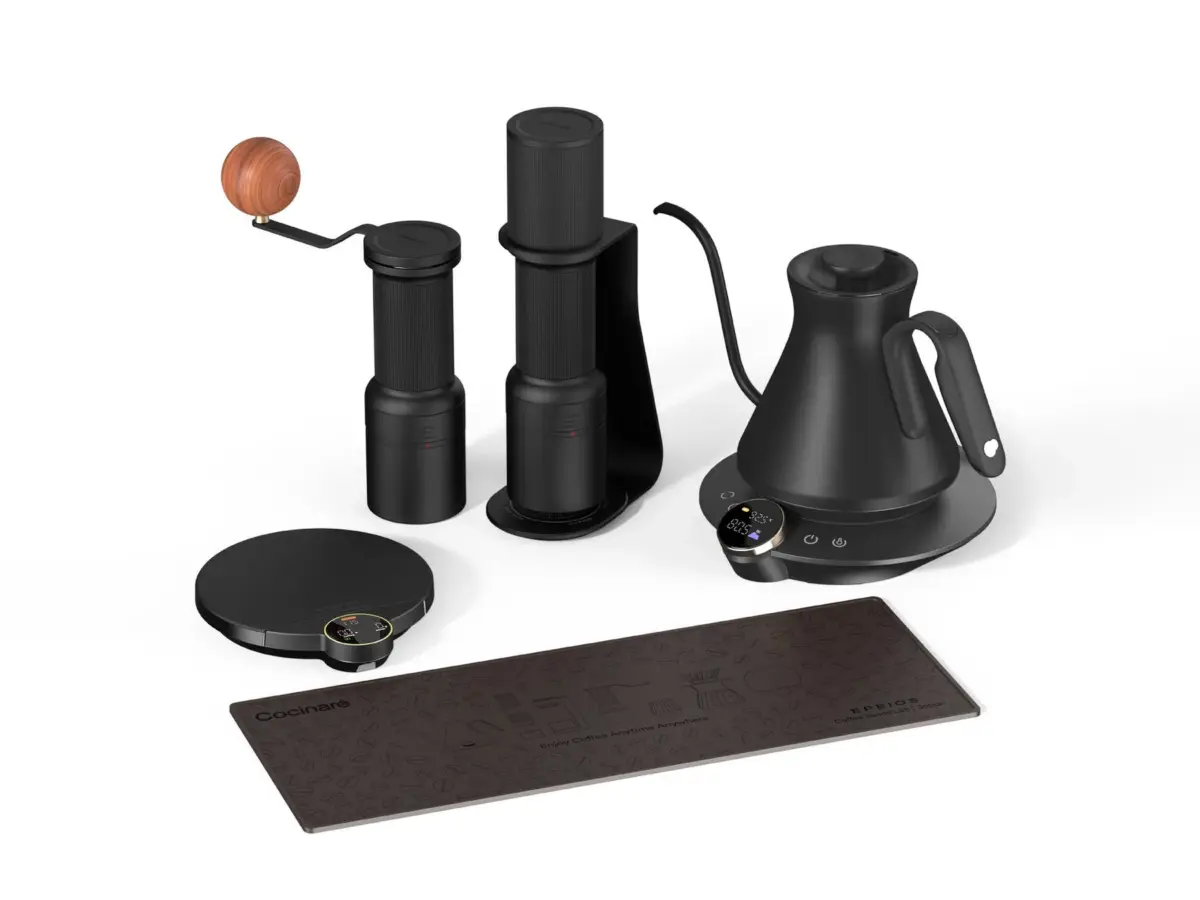 ブラックで統一されたスタイリッシュなコーヒー器具セット。電動・手動グラインダー、電気ケトル、コーヒースケールが含まれており、本格的なハンドドリップコーヒーを楽しめる様子が伺える。