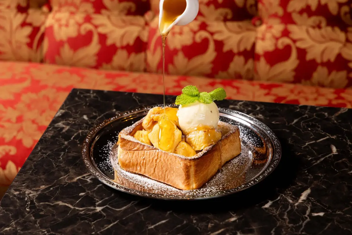 厚切りトーストにアイスクリームとピーチが添えられたバタートースト