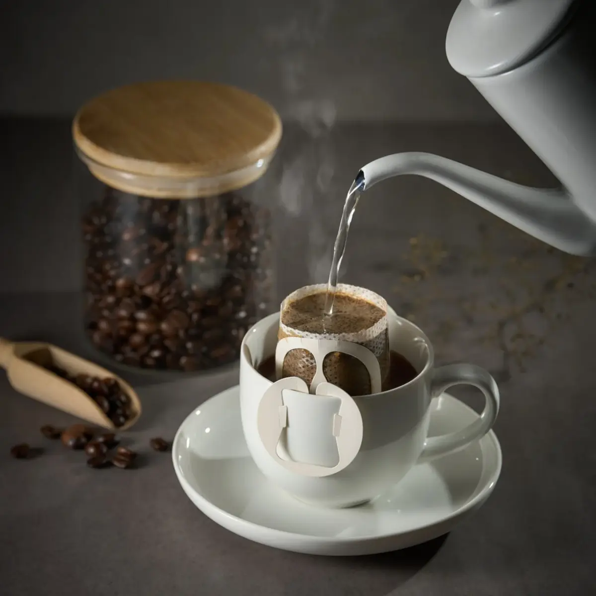コーヒーを淹れる様子