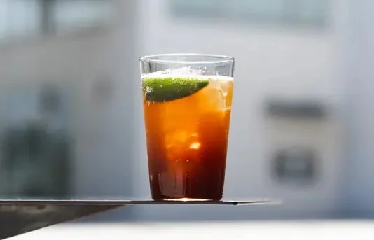 氷とライムが入った琥珀色のスパークリングコーヒー