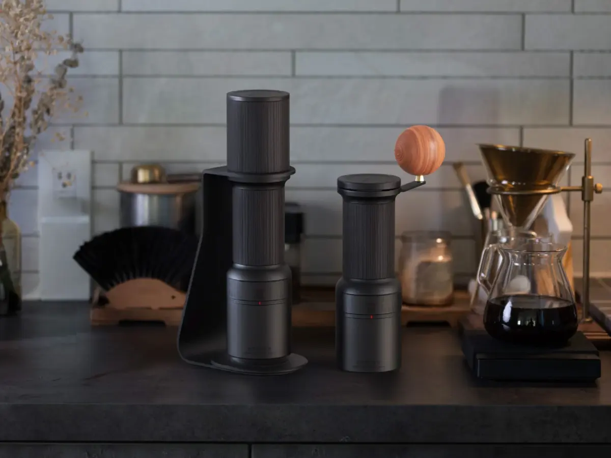 モダンなデザインの2つのコーヒーグラインダーがキッチンカウンターに置かれ、ドリップコーヒーの準備がされている様子を捉えた画像。洗練されたコーヒータイムを演出します。