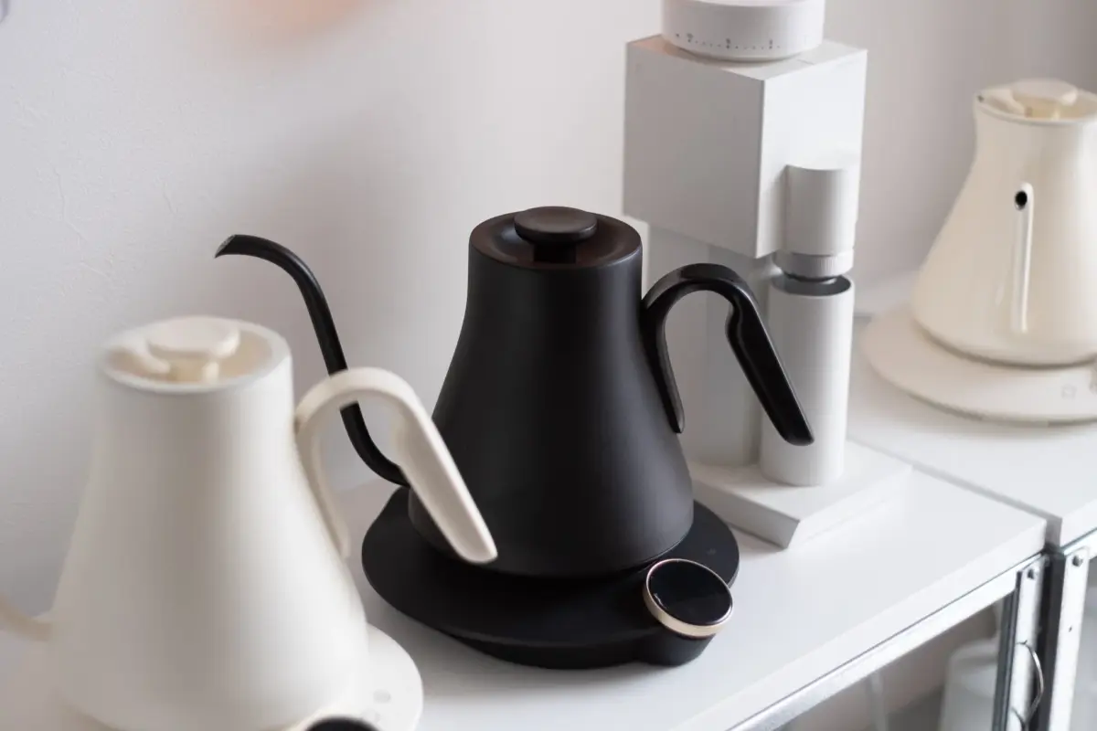黒とクリーム色の電気ケトル