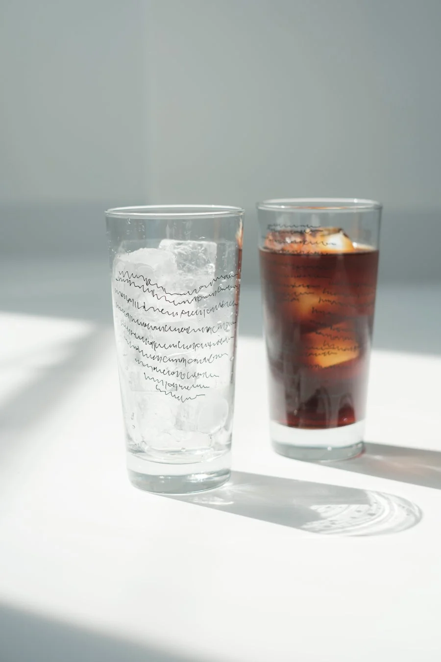 氷とアイスコーヒーが入ったグラス