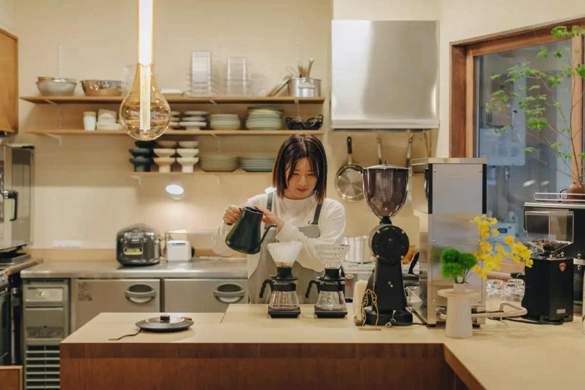 ハンドドリップコーヒーを淹れる様子
