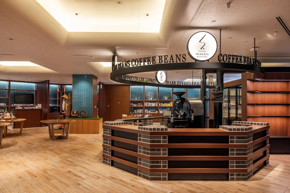 SEAGAIA ROASTERYの店内、焙煎機