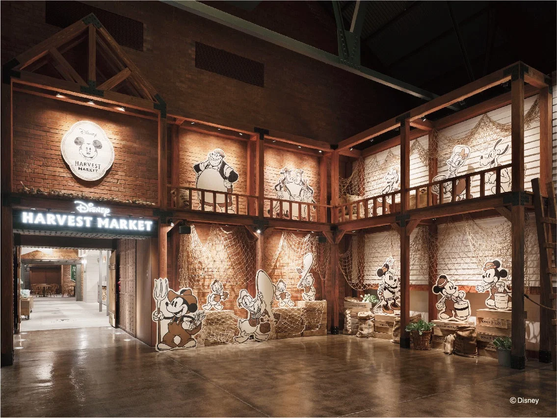 Disney HARVEST MARKET 横浜赤レンガ倉庫店の広々とした店内